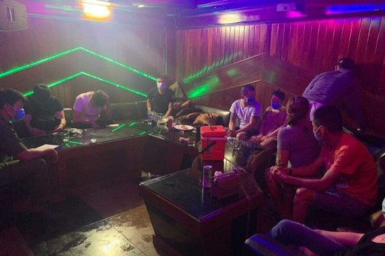 Đà Nẵng: Mở karaoke cho hàng chục người hát hò, phê ma túy bất chấp lệnh cấm