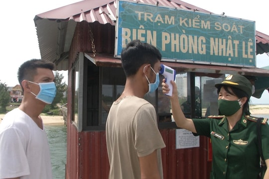 Bị chìm thuyền trên biển, 8 ngư dân được cứu vớt an toàn