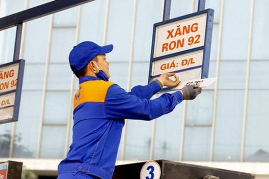 Giá xăng dầu giảm nhẹ từ chiều nay (12/8)