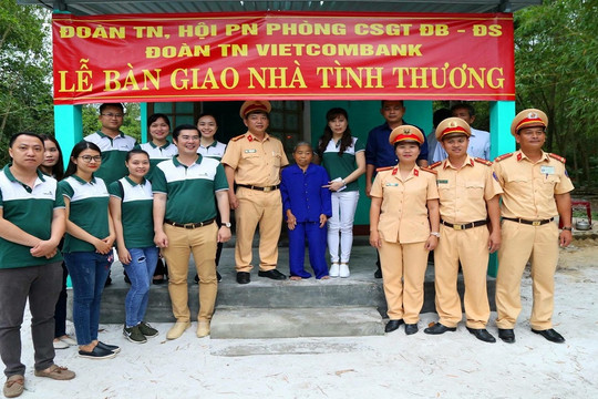 Dấu chân các anh trên mọi ngả đường, đem lại cuộc sống bình yên cho nhân dân
