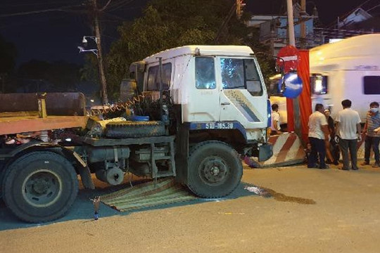 3 mẹ con bán vé số bị cuốn vào gầm xe thương vong