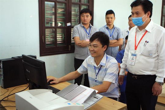 Thầy cô chấm bài thi tự luận cần hài hòa và tôn trọng quan điểm, lý lẽ của thí sinh