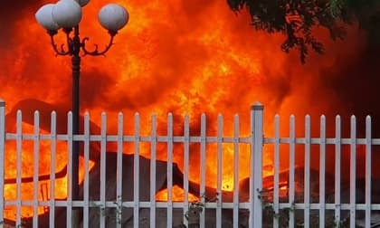 Hoả hoạn kinh hoàng, lửa cháy ngùn ngụt bao trùm khu công nghiệp Yên Phong, Bắc Ninh