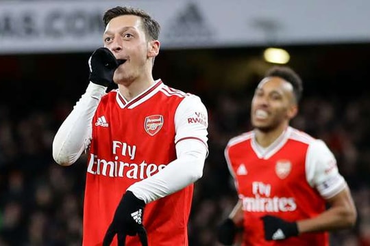 Mesut Ozil tuyên bố sẽ không rời Arsenal trước năm 2021