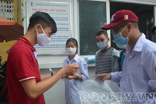 Học sinh xếp hàng dài để dự thi bài kiểm tra tư duy của ĐH Bách khoa Hà Nội