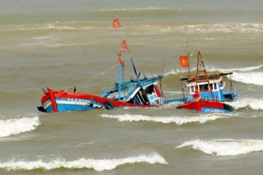 Cứu 5 ngư dân Thanh Hóa bị chìm tàu trên biển