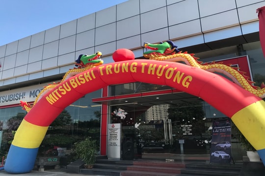 Xe Mitsubishi đang dừng đỗ... bỗng dưng bốc cháy