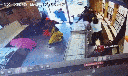 Xông vào cướp tiệm vàng, nam thanh niên bị nữ nhân viên cầm ghế phang tới tấp