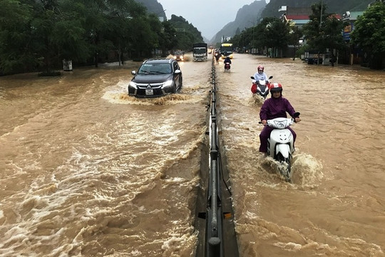 Mưa lớn gây ngập hơn 3 km quốc lộ ở Quảng Ninh