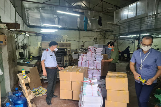 Bắt quả tang Công ty Hợp Thành Phát gia công hàng tấn sách lậu