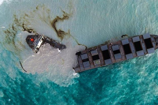 Tàu chở dầu Nhật Bản mắc cạn ở Mauritius đã bị vỡ đôi