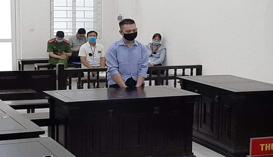 Níu kéo bất thành, trút "mưa dao" xuống người bạn gái