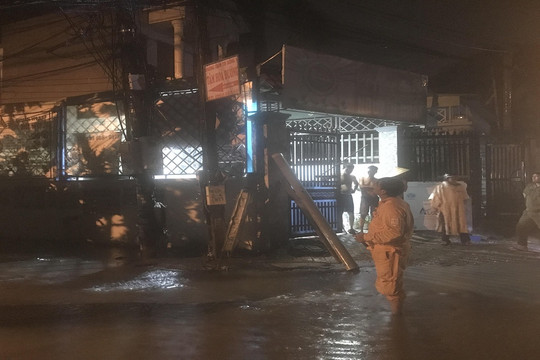 Bị điện giật khi chạy xe trên đường ngập nước, 1 cô gái tử vong