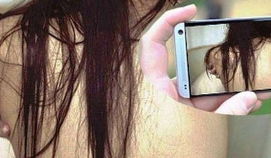 Vào nhà nghỉ với bạn trai mới quen, cô gái bị tống tiền bằng clip "nóng"