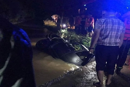 Tìm thấy thi thể người mẹ trong vụ ô tô bị lũ cuốn trôi khi qua đập tràn