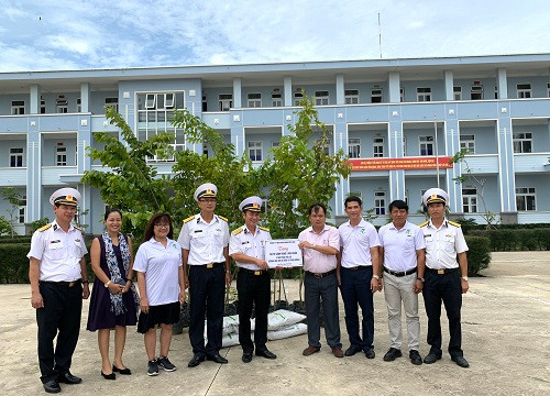 Tặng 10 ngàn cây xanh cho Bộ tư lệnh Vùng 2 Hải quân