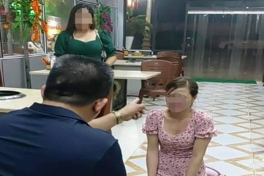 Bắt cô gái quỳ gối vì bị bóc phốt đồ ăn “bẩn”, chủ quán nướng ở Bắc Ninh đối diện hình phạt nào?