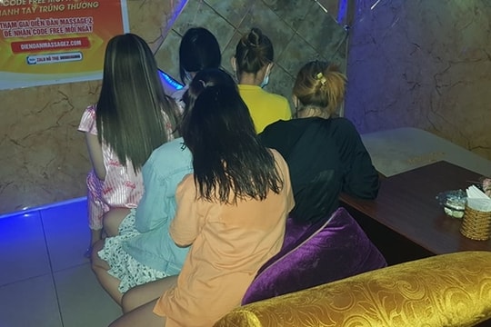 Nhân viên tiệm massage Điêu Thuyền khỏa thân kích dục cho khách
