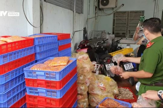 Phát hiện gần 2 tấn trứng gà non, tràng lợn đang phân hủy, chảy nước tại Hà N