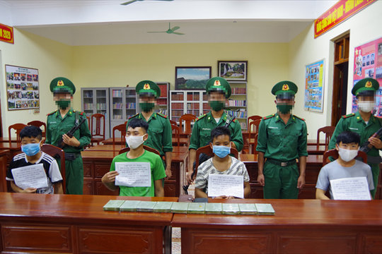 Bắt giữ 4 đối tượng người Lào vận chuyển 10 bánh heroin vào Việt Nam
