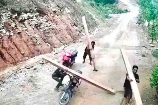 Quảng Ngãi: Lâm tặc khai thác, vận chuyển gỗ như “chốn không người”