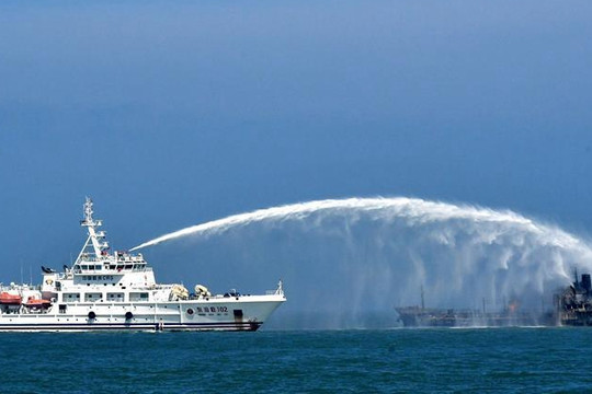 Tàu chở xăng va chạm tàu chở hàng ở Trung Quốc: 8 người thiệt mạng
