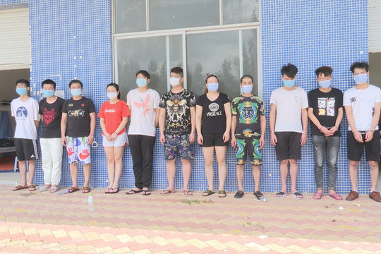 Nhóm người Trung Quốc đang bị truy nã trốn vào Việt Nam thuê nhà đánh bạc
