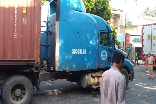 Xe máy va chạm container khiến 2 người tử vong