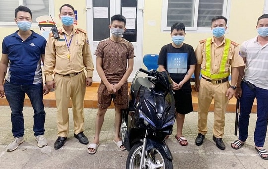 Bắt giữ nhóm thanh niên lái xe máy lạng lách, đánh võng trên phố
