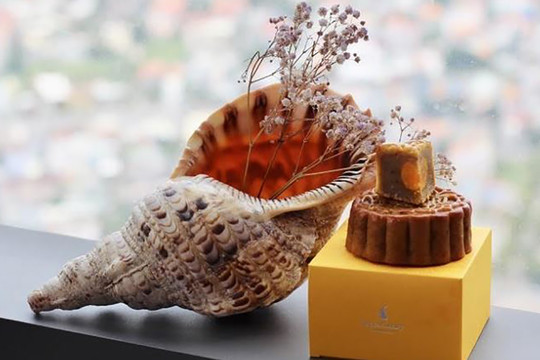 Thưởng thức bánh trung thu vị “phở chọc trời” trứ danh tại “khách sạn bên sông hàng đầu châu Á”