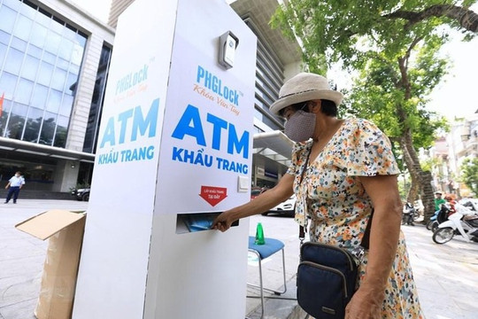 Hà Nội có cây 'ATM khẩu trang' miễn phí giúp người dân chống COVID-19