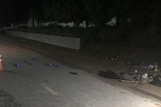 Va chạm với xe đầu kéo, người đàn ông trên xe máy tử vong