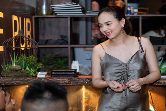 Bà xã của đạo diễn “Victor Vũ” rạng ngời mừng chồng đóng máy phim
