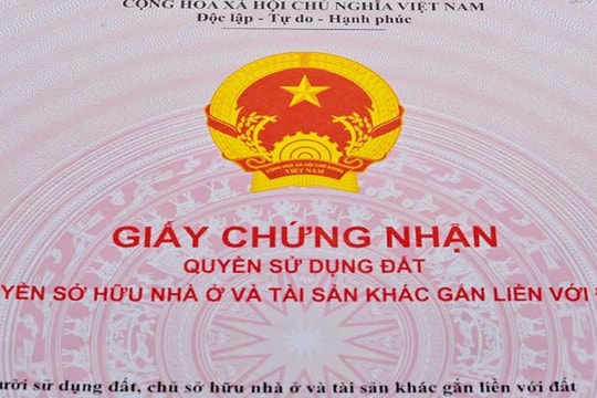 Nhân viên Văn phòng Đăng ký đất đai mang 19 sổ đỏ của dân cho người khác mượn