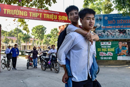 Đôi bạn xứ Thanh 10 năm cõng nhau đến trường cùng bước vào đại học