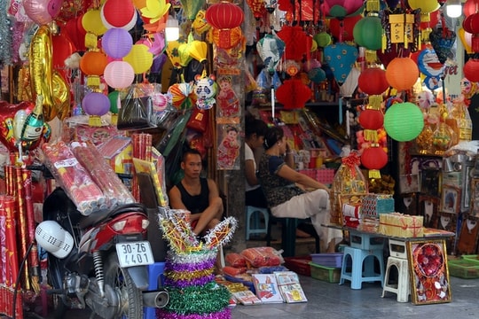 Phố Hàng Mã đìu hiu ngày rằm tháng 7, tiểu thương mỏi mòn chờ đợi khách hàng