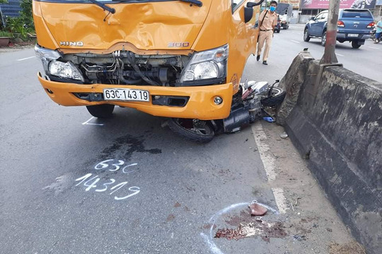 Xe chuyển phát nhanh Bưu điện Việt Nam cán một phụ nữ tử vong tại chỗ