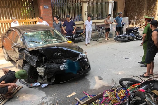 Ô tô đâm liên hoàn 4 xe máy, 3 người bị thương