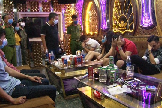Bắt 11 đối tượng đang “phê” ma túy tại Karaoke Royal