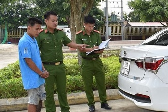 Siết cổ tài xế taxi để cướp tài sản