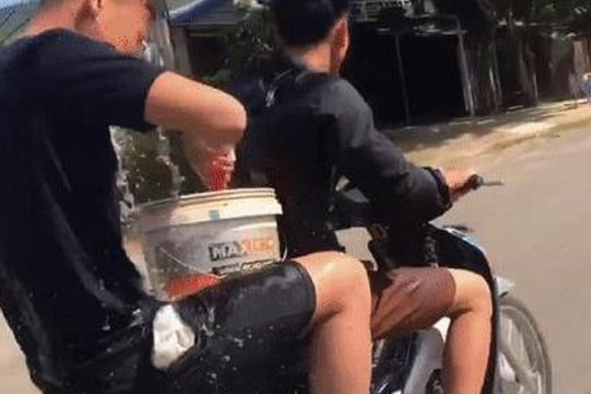Xử phạt hai thanh niên vừa chạy xe máy vừa gội đầu cho nhau ở Sơn La