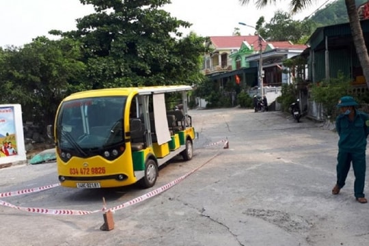 Chạy qua đường, bé trai 5 tuổi bị xe điện đâm tử vong