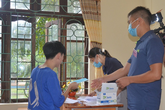 Lạng Sơn: Thí sinh đội mưa đến làm thủ tục kỳ thi tốt nghiệp THPT đợt 2