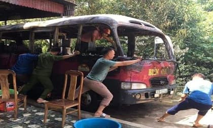 Hỏa hoạn trong ngày Rằm tháng Bảy: Nhà thờ họ tiền tỷ, xe khách bị thiêu rụi