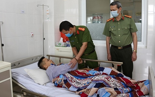 Đối tượng vận chuyển ma túy dùng dao đâm Trung úy Công an