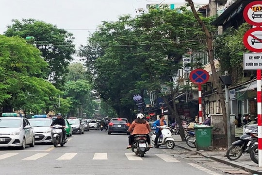 Hà Nội khôi phục biển cấm xe taxi, xe công nghệ trên nhiều tuyến phố
