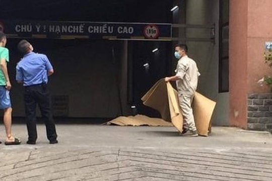 Nam thanh niên sửa điều hòa rơi từ tầng cao chung cư xuống đất tử vong