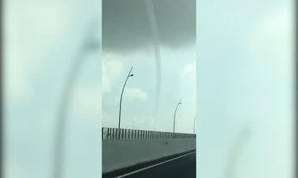 'Vòi rồng' hiếm có xuất hiện gần cầu Bạch Đằng trên cao tốc Hạ Long - Hải Phòng
