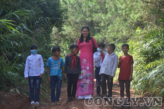 Giáo viên lội suối, bằng rừng đón học sinh đi khai giảng năm học mới
