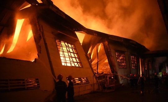 Bình Định: Gần 3000m2 nhà xưởng đồ gỗ cháy rụi, đổ sập